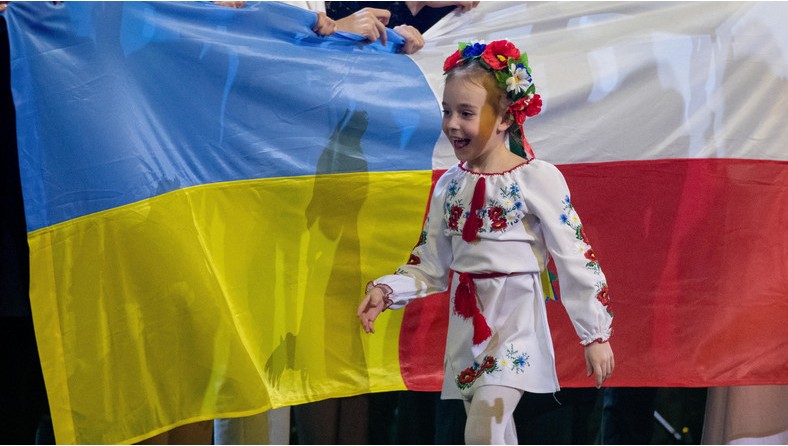 dziewczynka śpiewa hymn Ukrainy